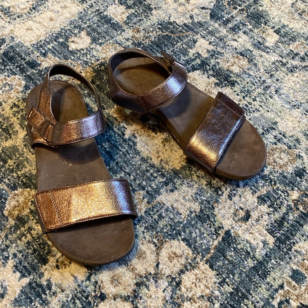Vionic sandals size 8.5 bronze/brown